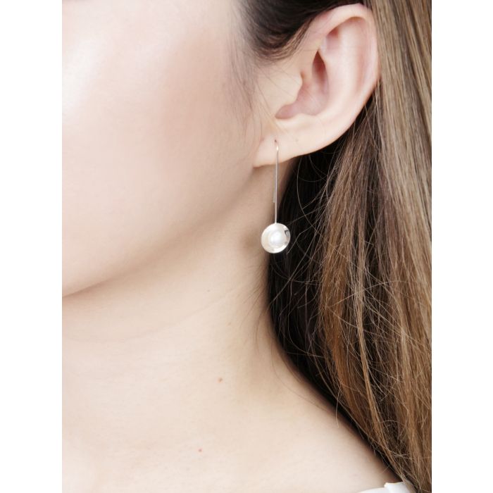 GEOMETRIC DESIGN WITH PEARL EARRINGS