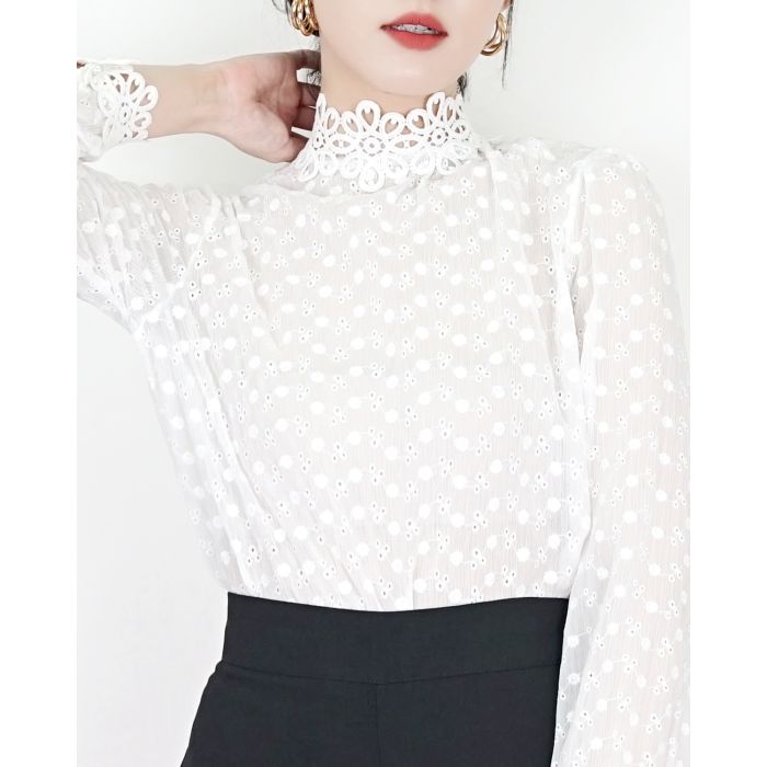 MUSEUM TURTLENECK LACE BLOUSE