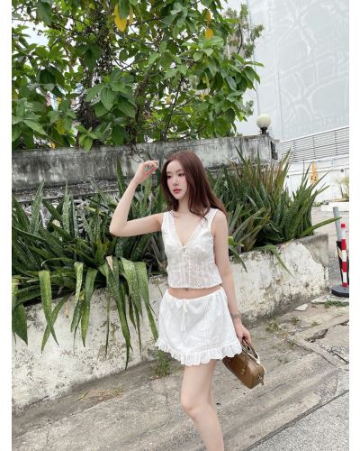 CINNAMON TIE BACK LACE TOP