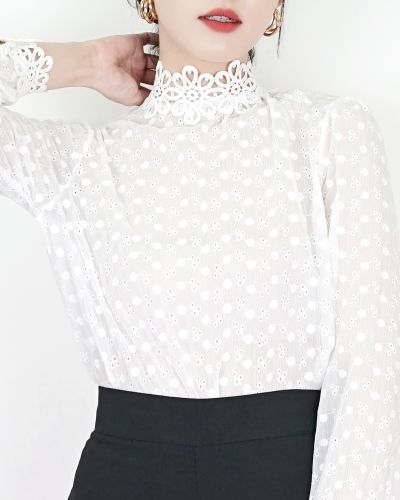 MUSEUM TURTLENECK LACE BLOUSE